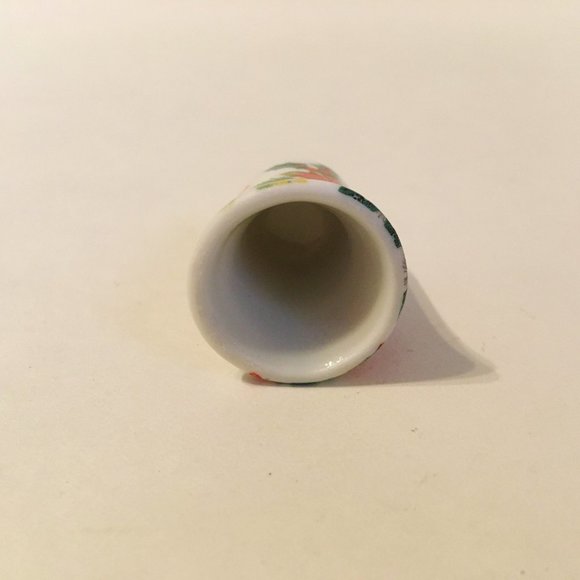 Merry Christmas Thimble Vintage Poinsettia Flowers - Picture 6 of 6